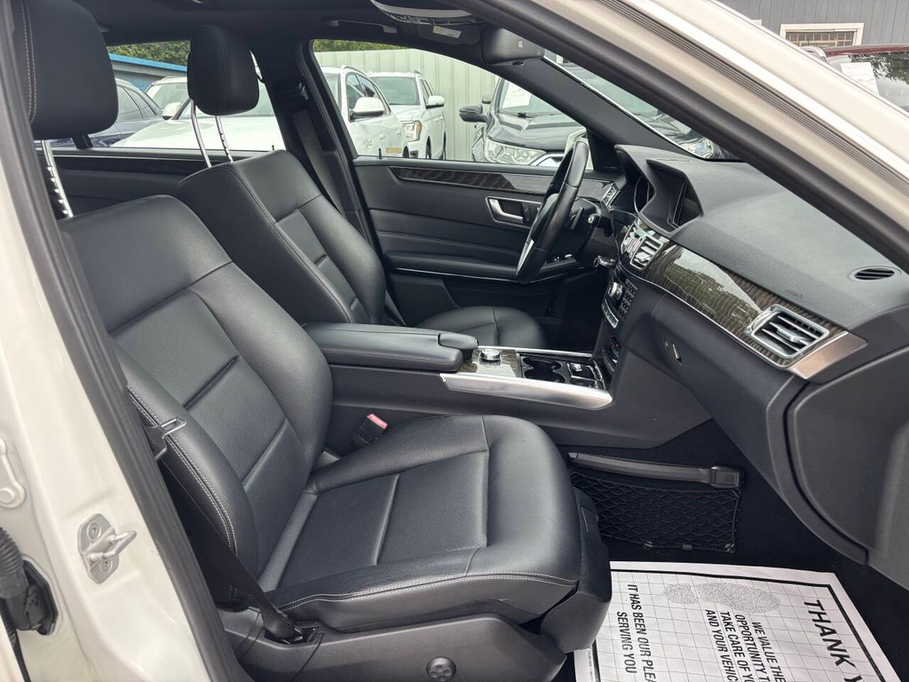 Mercedes-Benz E-Class Vehicle Full-screen Gallery Image 11
