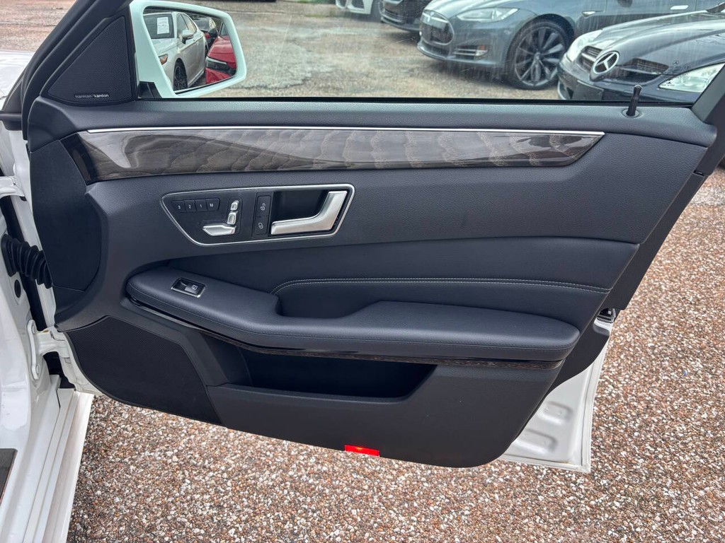 Mercedes-Benz E-Class Vehicle Full-screen Gallery Image 12