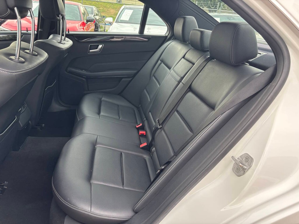 Mercedes-Benz E-Class Vehicle Full-screen Gallery Image 13