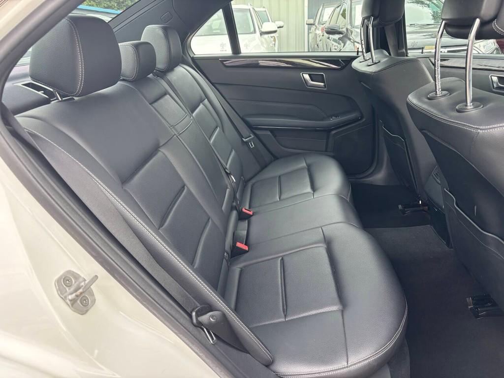 Mercedes-Benz E-Class Vehicle Full-screen Gallery Image 15