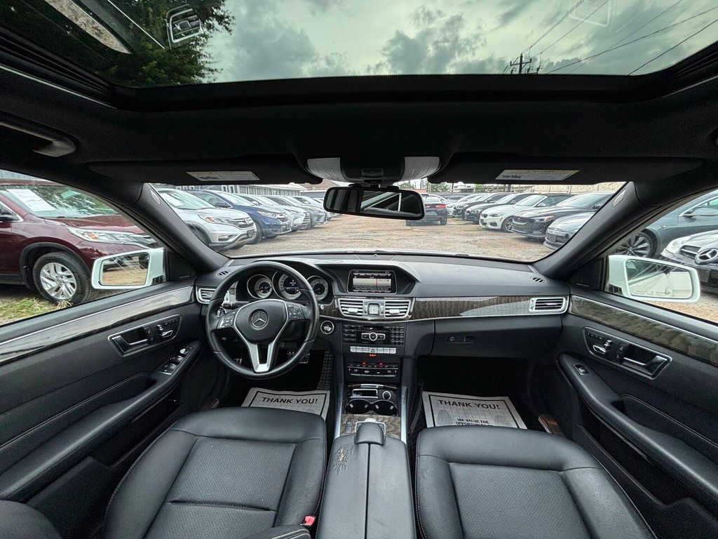 Mercedes-Benz E-Class Vehicle Full-screen Gallery Image 17