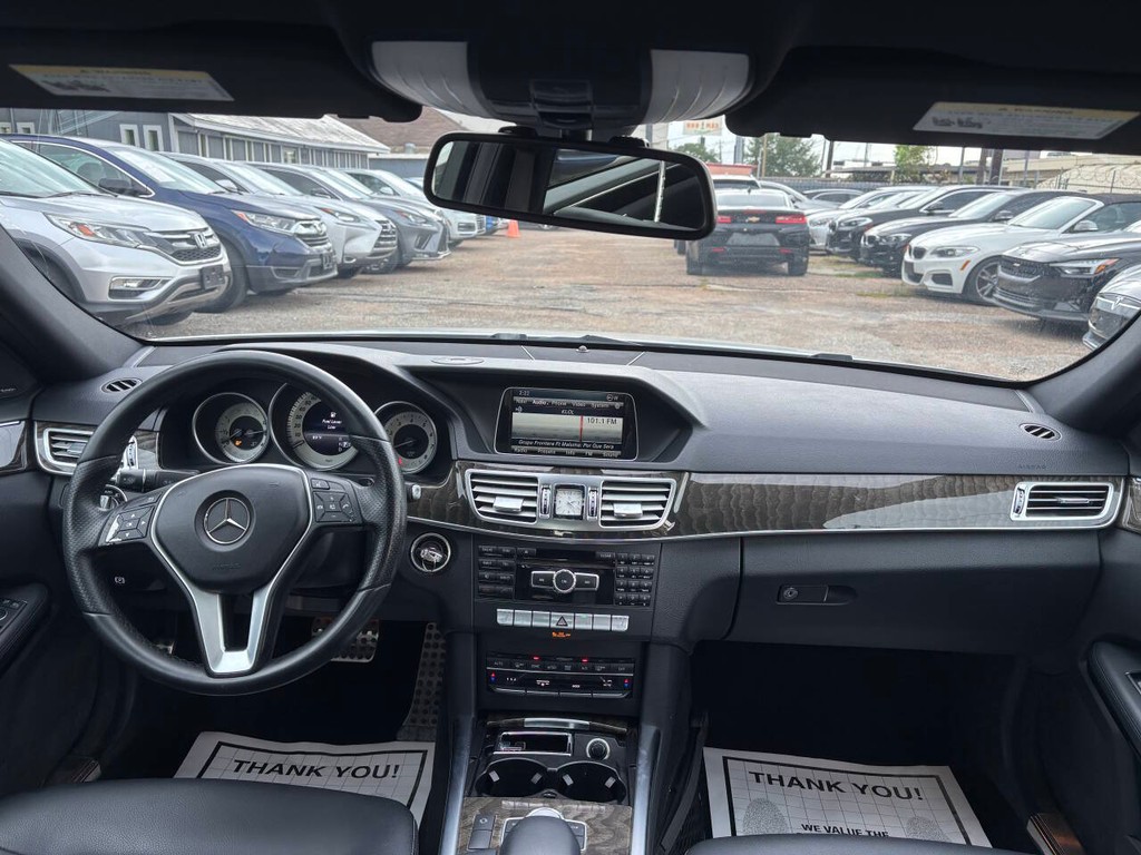 Mercedes-Benz E-Class Vehicle Full-screen Gallery Image 18