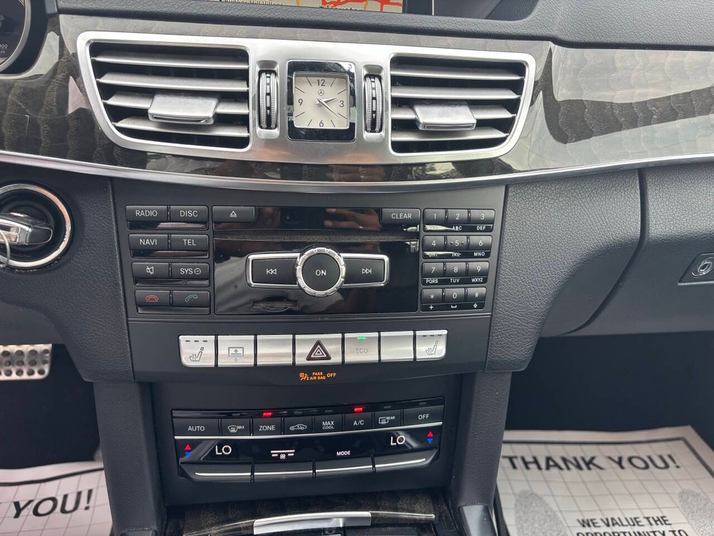 Mercedes-Benz E-Class Vehicle Full-screen Gallery Image 19