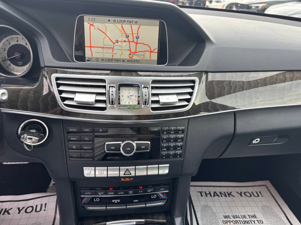 Mercedes-Benz E-Class Vehicle Full-screen Gallery Image 20