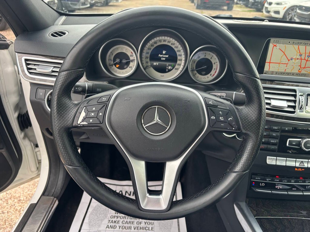 Mercedes-Benz E-Class Vehicle Full-screen Gallery Image 22