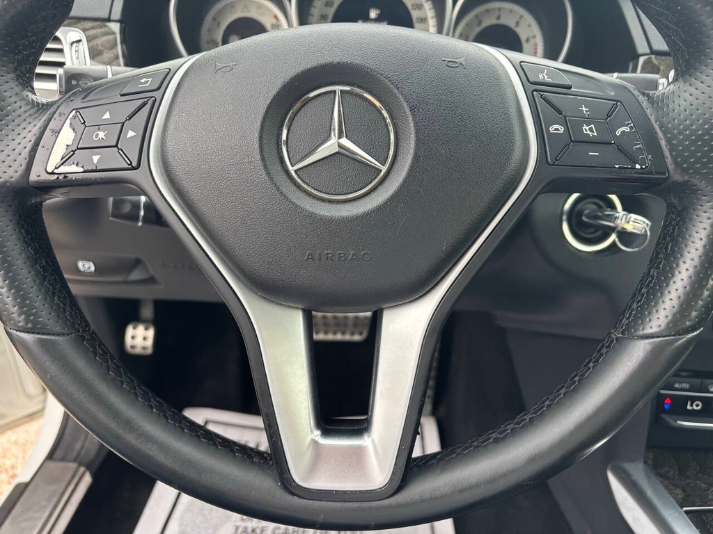 Mercedes-Benz E-Class Vehicle Full-screen Gallery Image 23