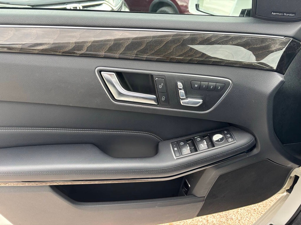 Mercedes-Benz E-Class Vehicle Full-screen Gallery Image 24