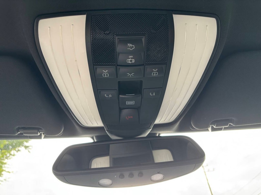 Mercedes-Benz E-Class Vehicle Full-screen Gallery Image 25