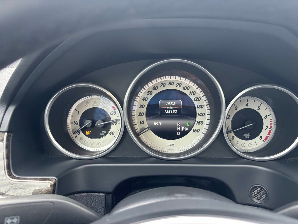 Mercedes-Benz E-Class Vehicle Full-screen Gallery Image 27