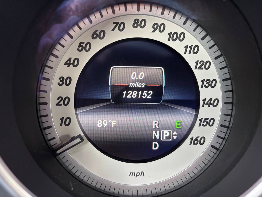 Mercedes-Benz E-Class Vehicle Full-screen Gallery Image 29