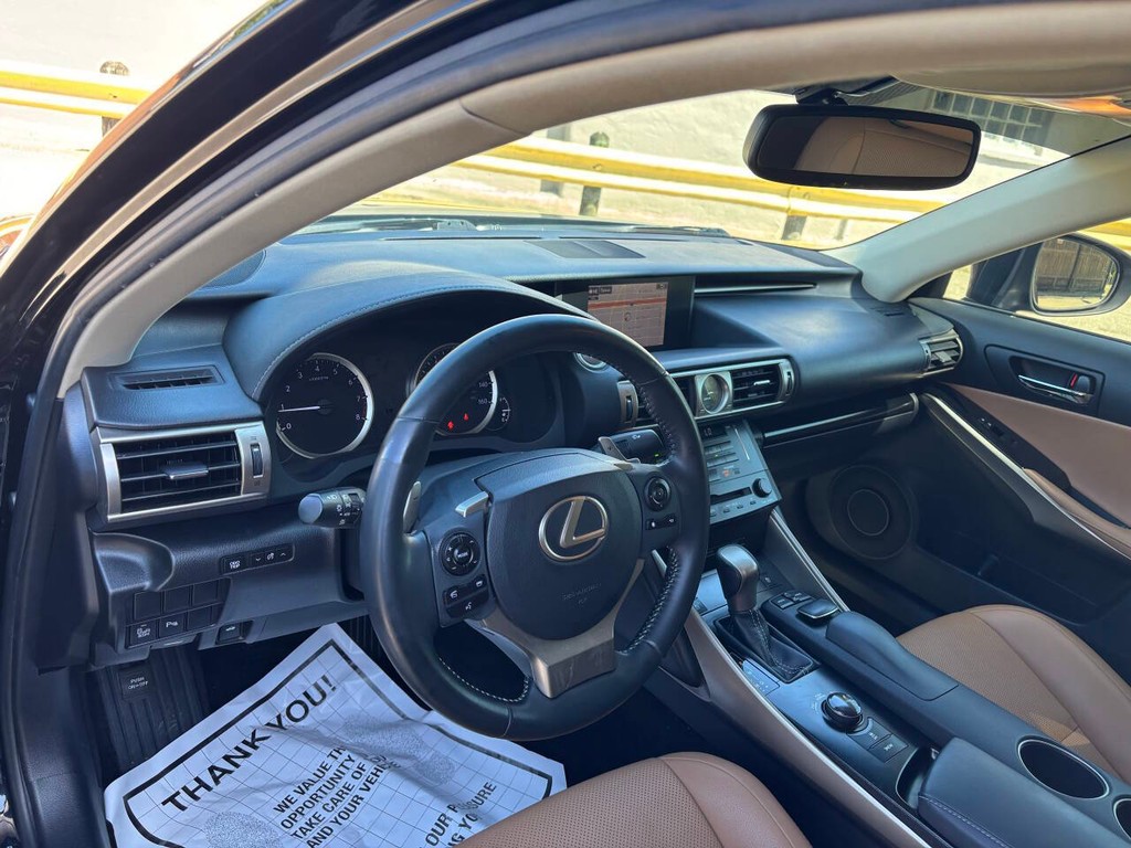 Lexus IS 350 Vehicle Full-screen Gallery Image 08