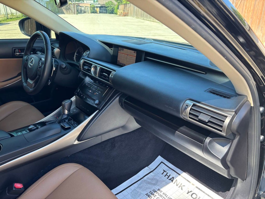 Lexus IS 350 Vehicle Full-screen Gallery Image 11