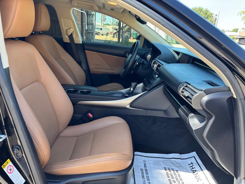 Lexus IS 350 Vehicle Full-screen Gallery Image 12