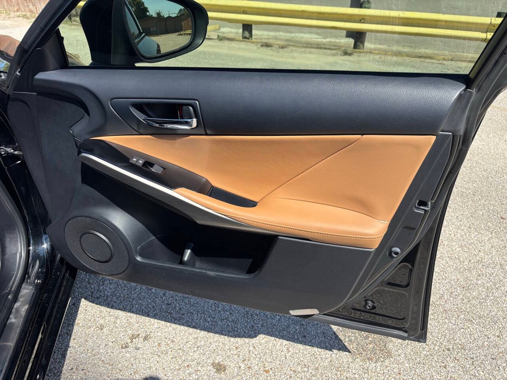 Lexus IS 350 Vehicle Full-screen Gallery Image 13