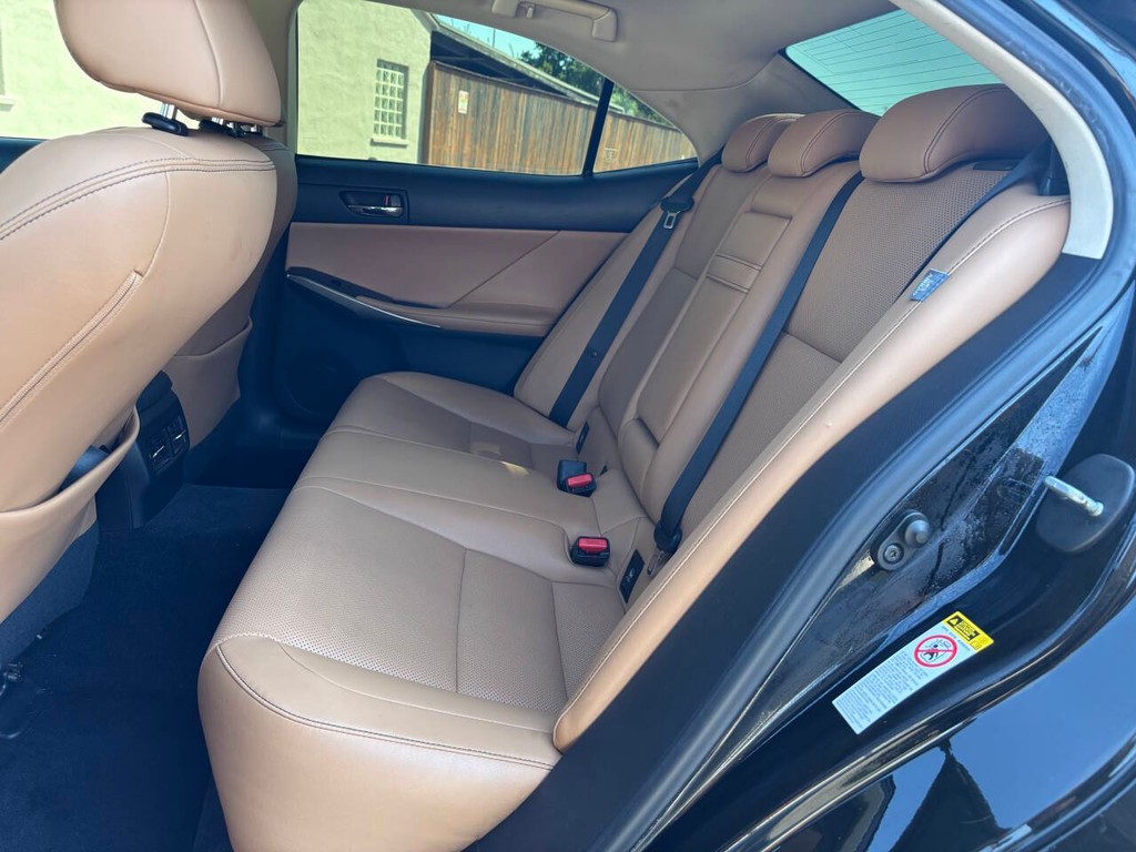 Lexus IS 350 Vehicle Full-screen Gallery Image 14