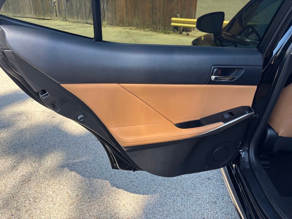 Lexus IS 350 Vehicle Full-screen Gallery Image 15