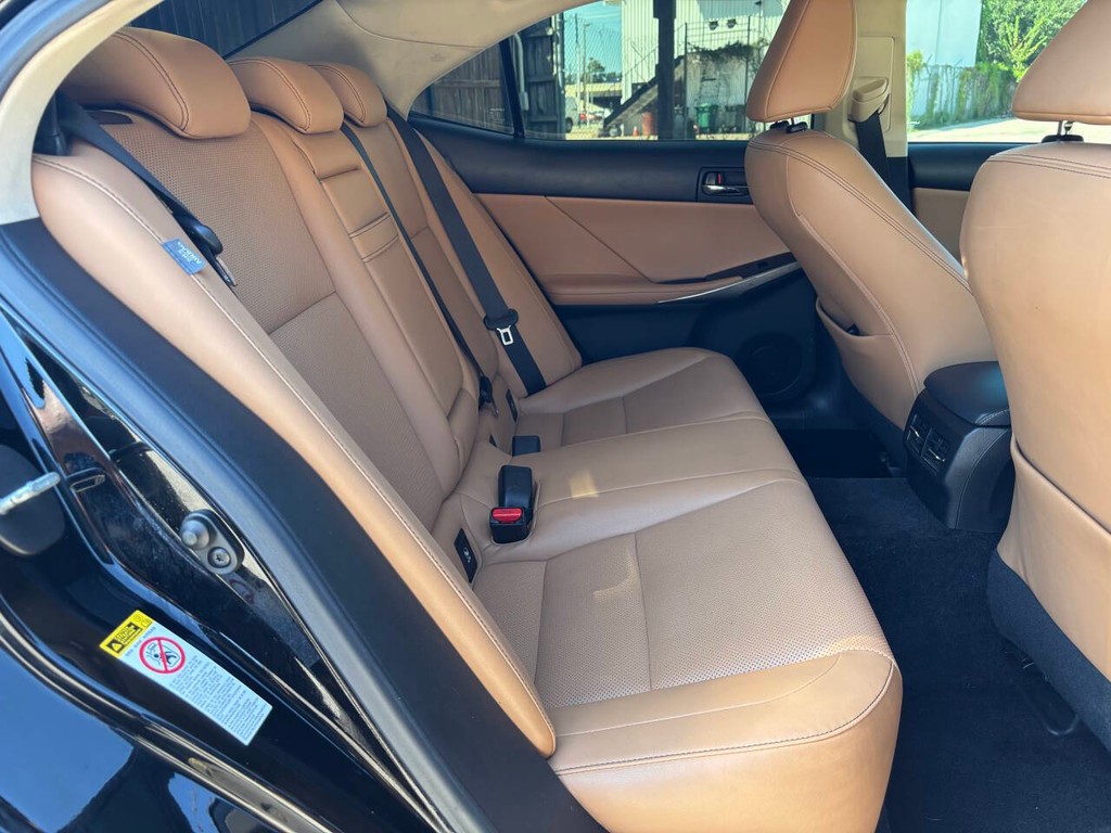 Lexus IS 350 Vehicle Full-screen Gallery Image 16