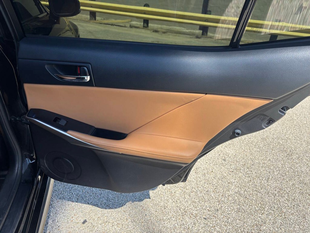 Lexus IS 350 Vehicle Full-screen Gallery Image 17