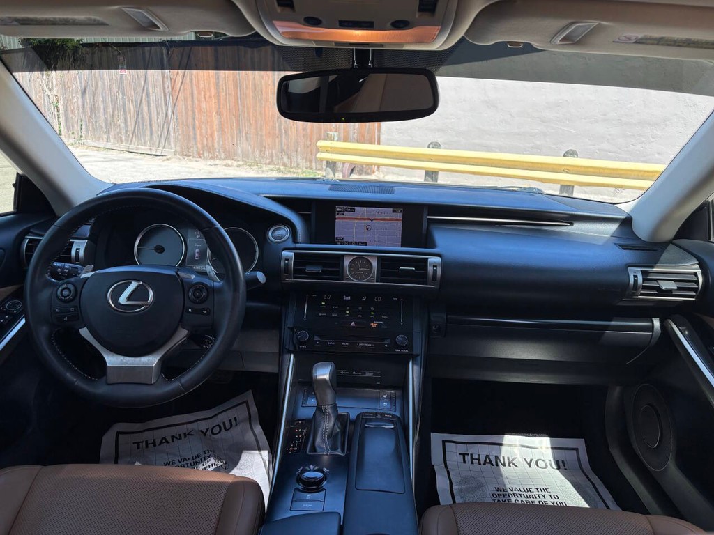 Lexus IS 350 Vehicle Full-screen Gallery Image 19