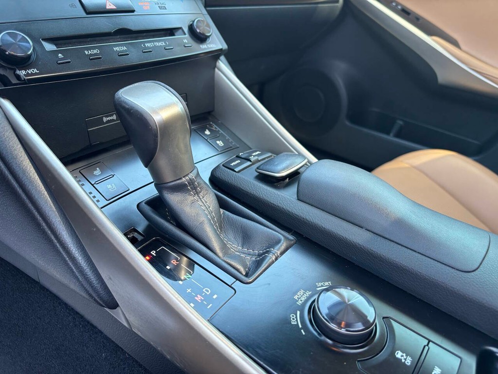 Lexus IS 350 Vehicle Full-screen Gallery Image 22