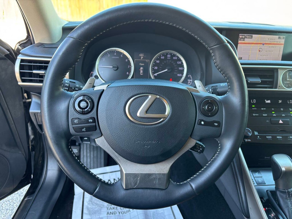 Lexus IS 350 Vehicle Full-screen Gallery Image 23
