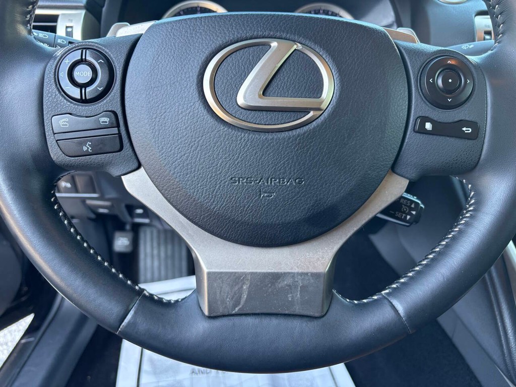 Lexus IS 350 Vehicle Full-screen Gallery Image 24