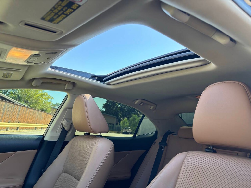 Lexus IS 350 Vehicle Full-screen Gallery Image 28