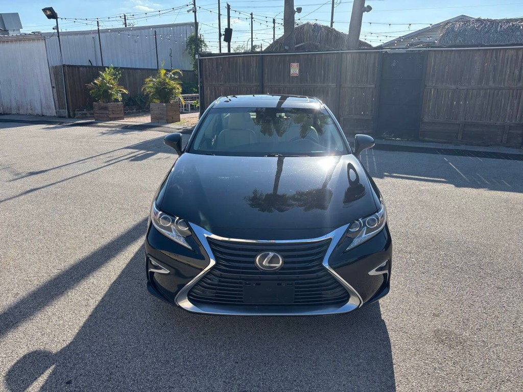 Lexus ES 350 Vehicle Full-screen Gallery Image 02