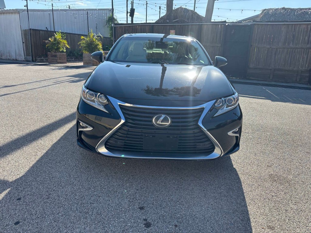 Lexus ES 350 Vehicle Full-screen Gallery Image 03