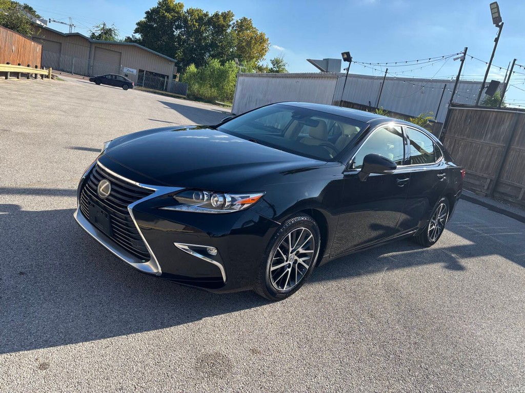 Lexus ES 350 Vehicle Full-screen Gallery Image 04