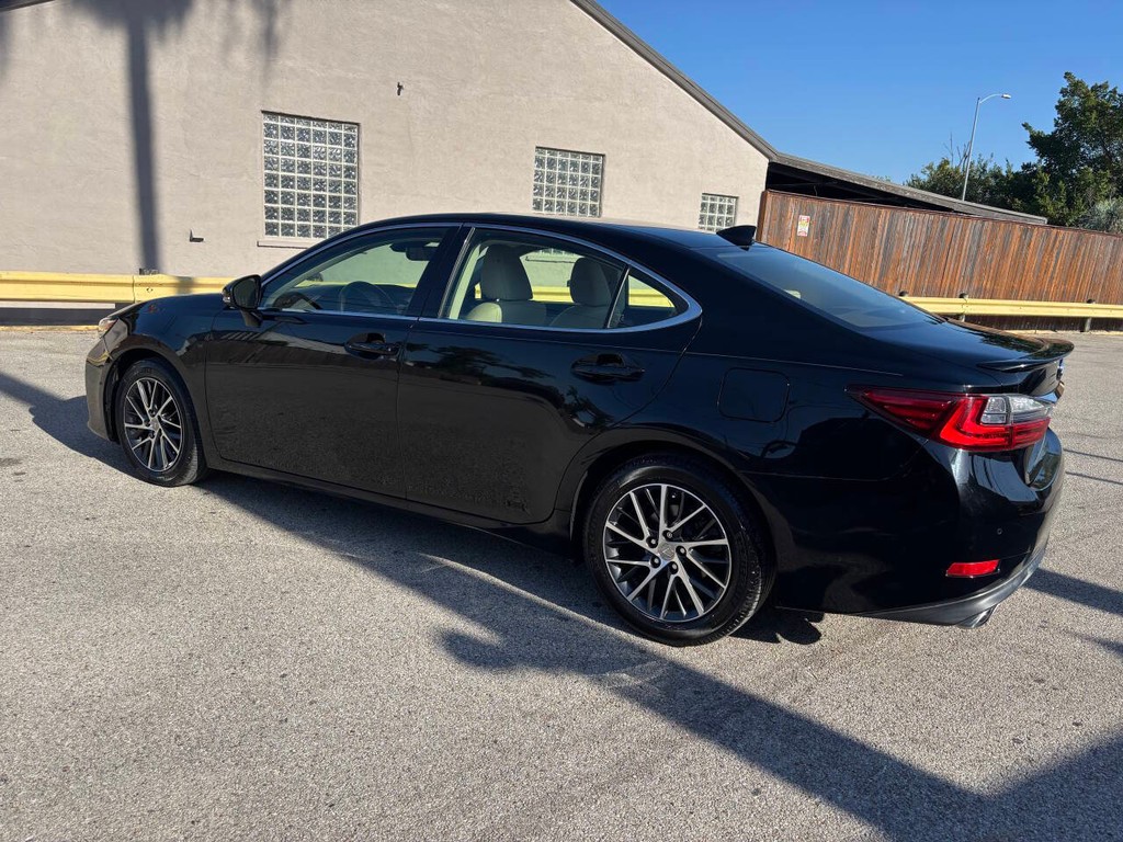Lexus ES 350 Vehicle Full-screen Gallery Image 05
