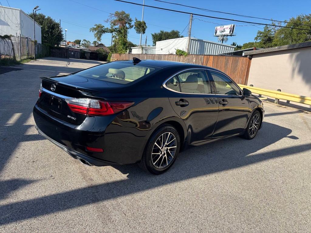 Lexus ES 350 Vehicle Full-screen Gallery Image 07