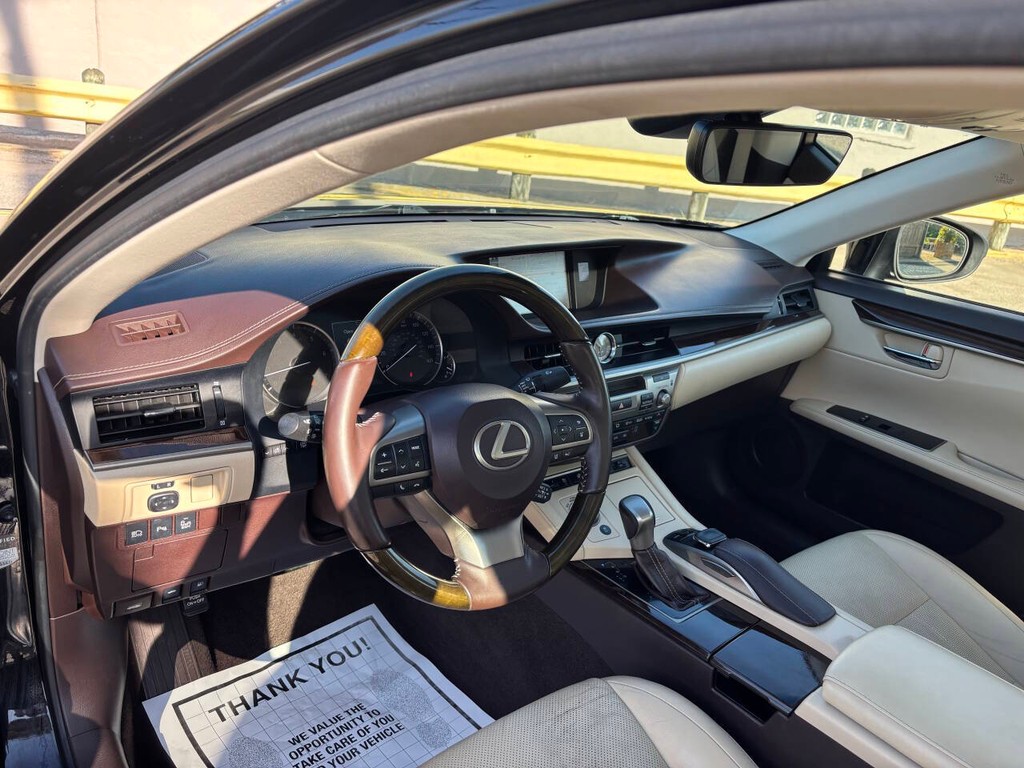 Lexus ES 350 Vehicle Full-screen Gallery Image 08