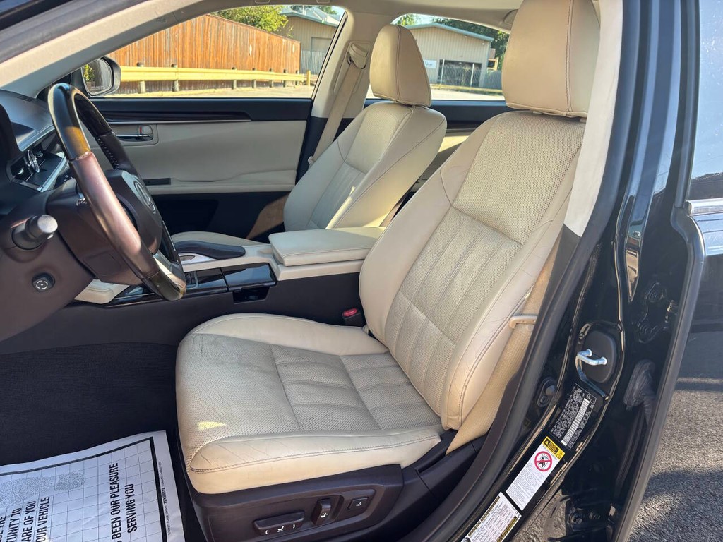 Lexus ES 350 Vehicle Full-screen Gallery Image 09