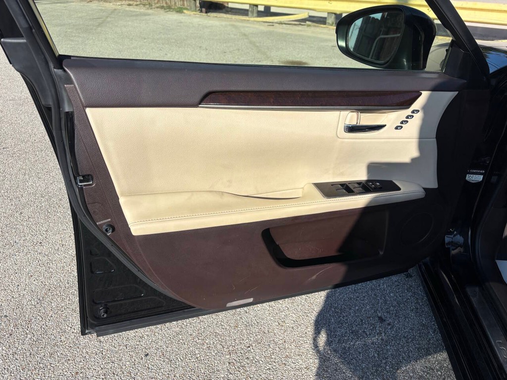 Lexus ES 350 Vehicle Full-screen Gallery Image 10