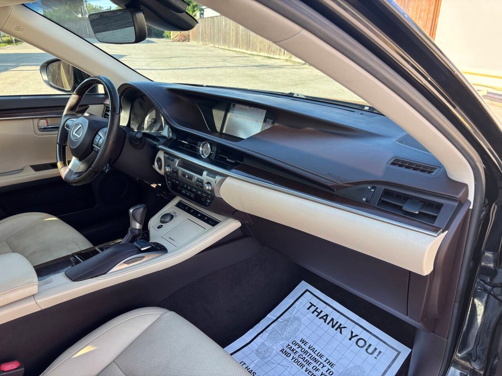 Lexus ES 350 Vehicle Full-screen Gallery Image 11