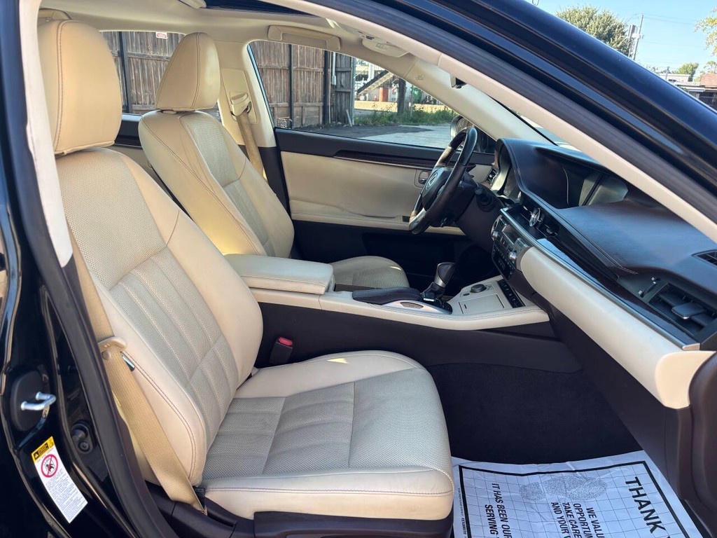 Lexus ES 350 Vehicle Full-screen Gallery Image 12