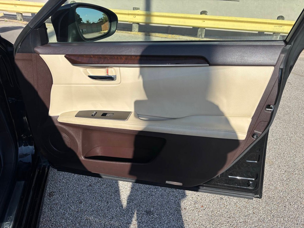 Lexus ES 350 Vehicle Full-screen Gallery Image 13