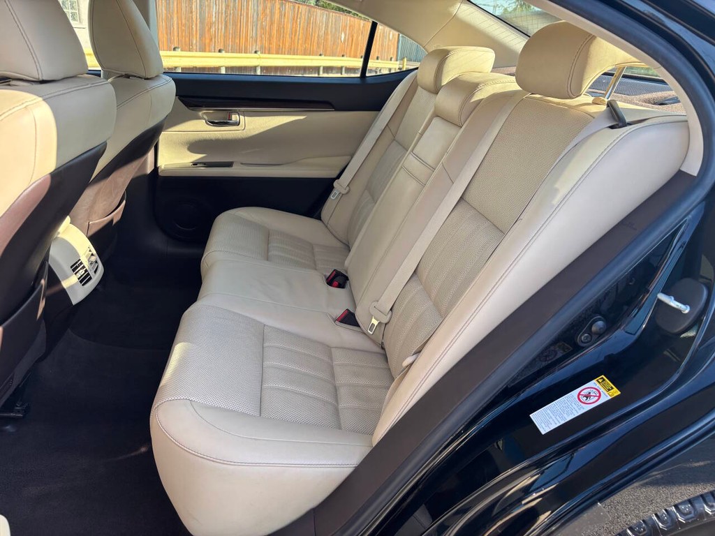 Lexus ES 350 Vehicle Full-screen Gallery Image 14