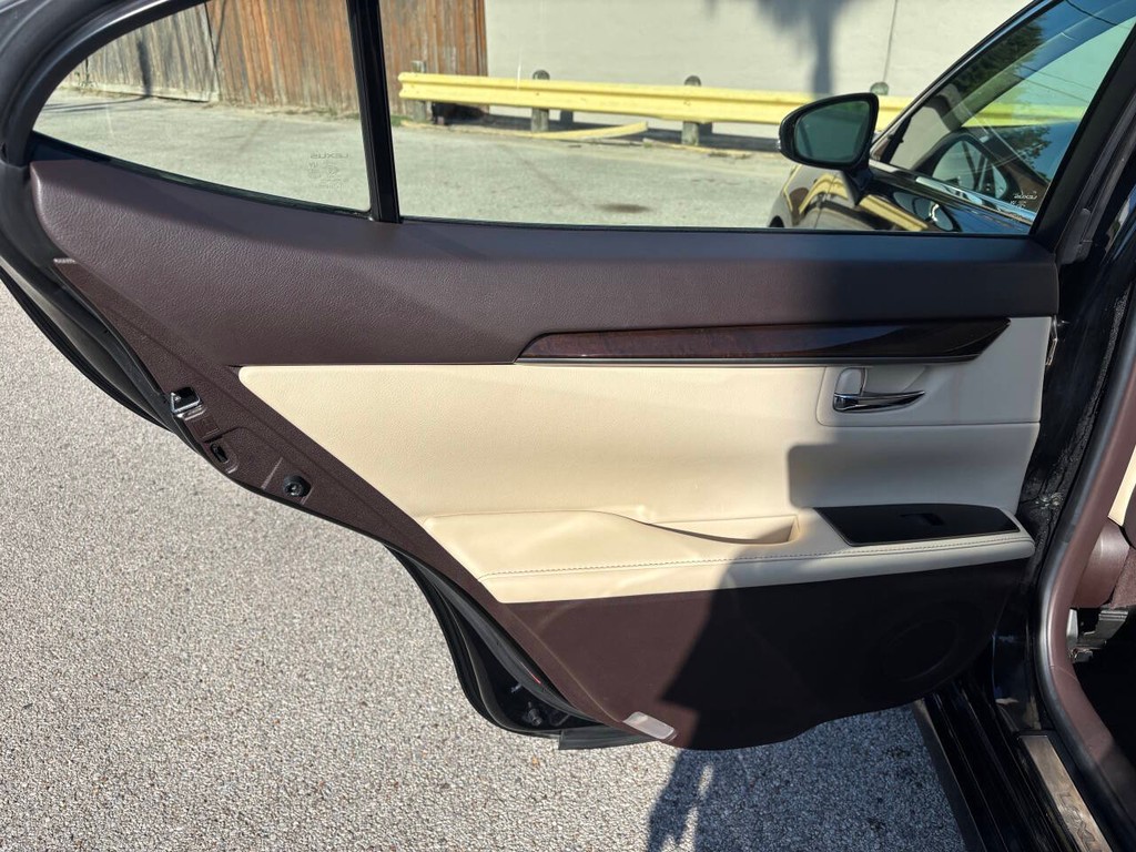 Lexus ES 350 Vehicle Full-screen Gallery Image 15