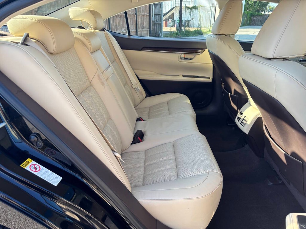 Lexus ES 350 Vehicle Full-screen Gallery Image 16