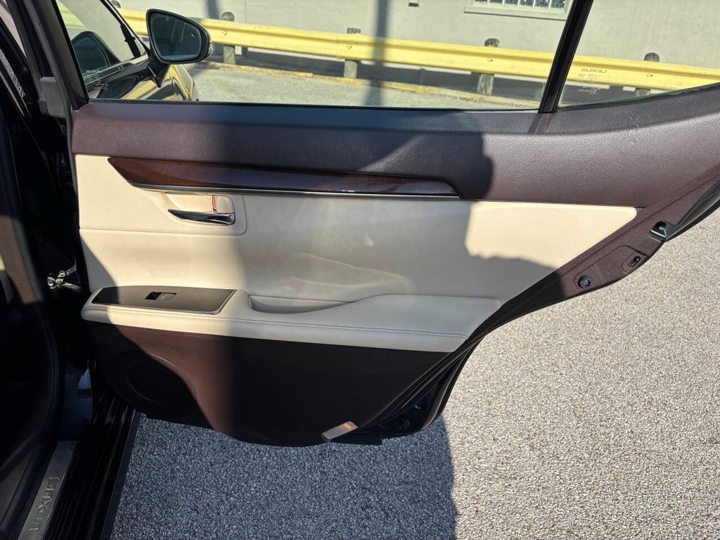 Lexus ES 350 Vehicle Full-screen Gallery Image 17