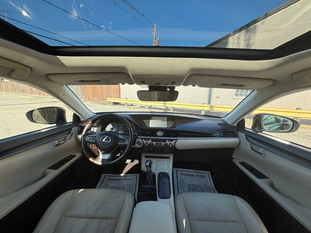 Lexus ES 350 Vehicle Full-screen Gallery Image 18
