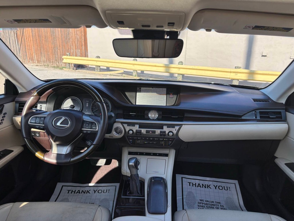 Lexus ES 350 Vehicle Full-screen Gallery Image 19