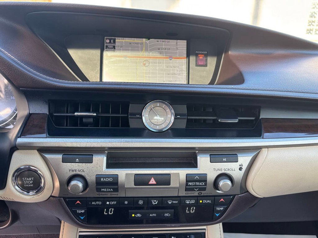 Lexus ES 350 Vehicle Full-screen Gallery Image 20