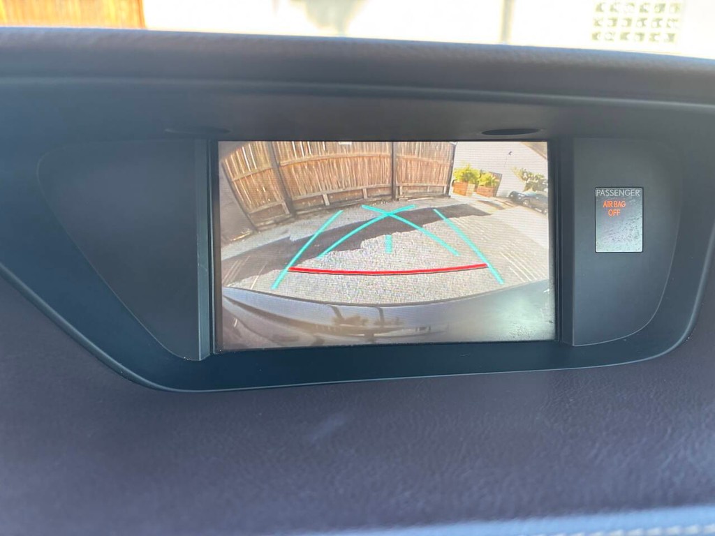 Lexus ES 350 Vehicle Full-screen Gallery Image 21