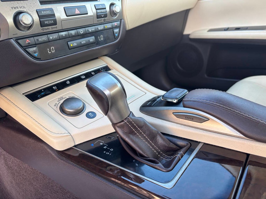 Lexus ES 350 Vehicle Full-screen Gallery Image 23