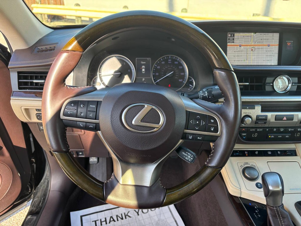 Lexus ES 350 Vehicle Full-screen Gallery Image 24