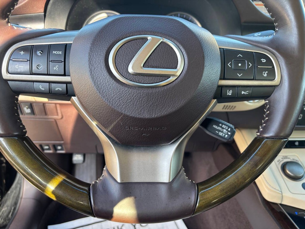 Lexus ES 350 Vehicle Full-screen Gallery Image 25