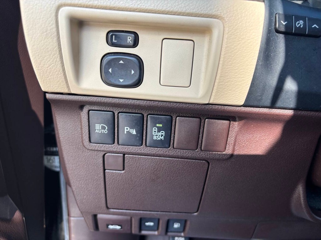 Lexus ES 350 Vehicle Full-screen Gallery Image 26